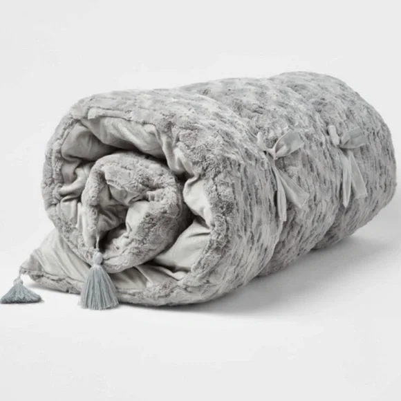 Faux fur lounge discount pillow